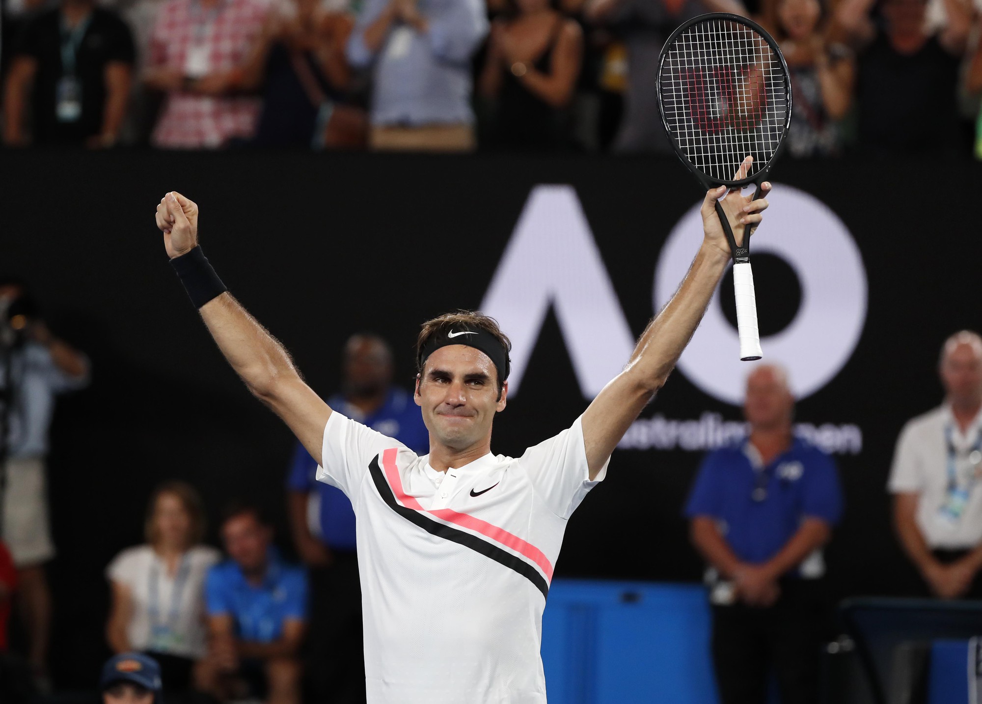 Federer bật kh&oacute;c khi giữ c&uacute;p &Uacute;c mở rộng ở tuổi 36 - Ảnh 2.