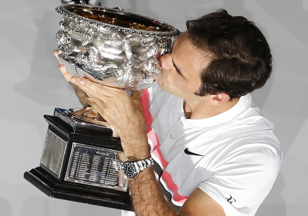 Federer bật kh&oacute;c khi giữ c&uacute;p &Uacute;c mở rộng ở tuổi 36 - Ảnh 5.