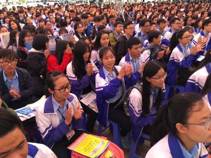 Đưa trường học đến th&iacute; sinh 2018 tại Gia Lai: Ng&agrave;nh CNTT dễ bị đ&agrave;o thải? - Ảnh 8.