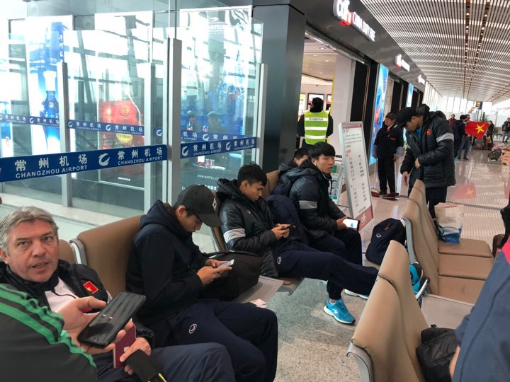 U23 Việt Nam bắt đầu h&agrave;nh tr&igrave;nh về nước - Ảnh 3.