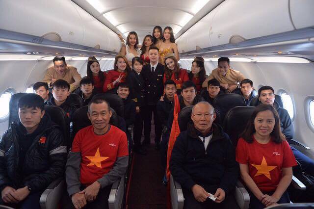 Vietjet lên tiếng về sự cố bikini trên máy bay đón đội U23 Việt Nam về nước - Ảnh 1.