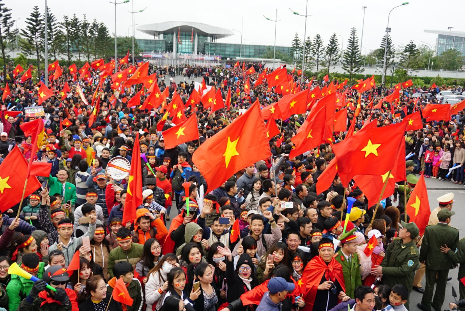 Mẹ Tiến Dũng, bố Xuân Trường ra sân bay đón con và U23 Việt Nam - Ảnh 7.
