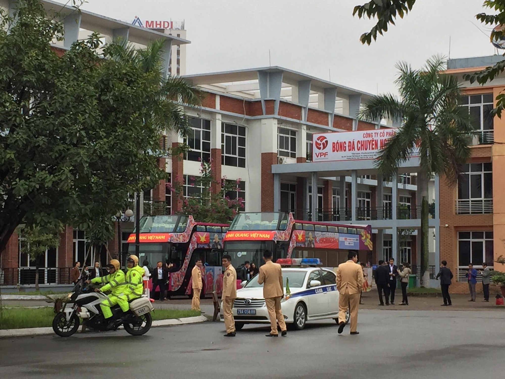 Nội Bài tràn ngập sắc đỏ đón U23 Việt Nam - Ảnh 4.