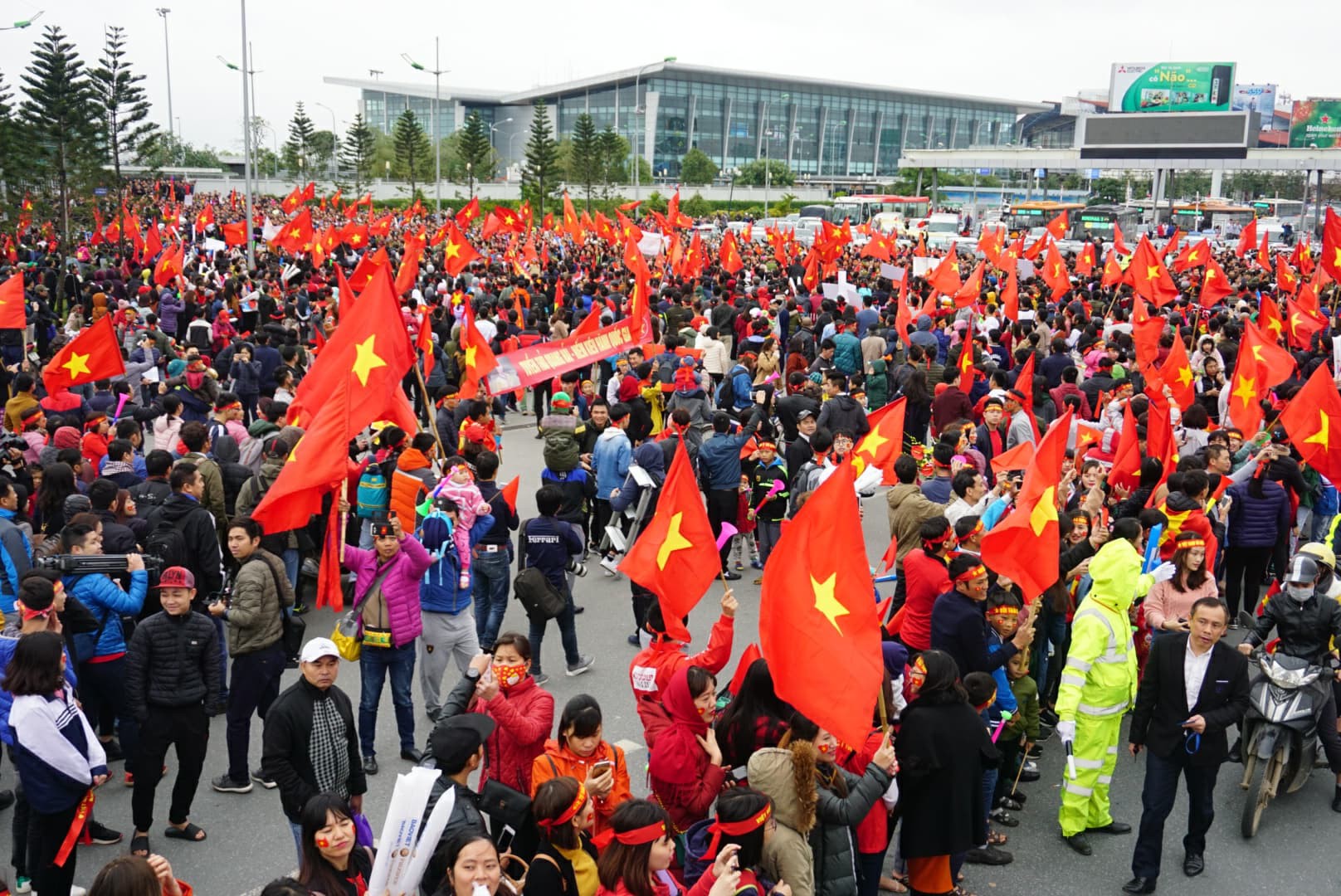 Mẹ Tiến Dũng, bố Xuân Trường ra sân bay đón con và U23 Việt Nam - Ảnh 11.