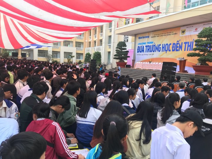Đưa trường học đến th&iacute; sinh 2018 tại Gia Lai: Ng&agrave;nh CNTT dễ bị đ&agrave;o thải? - Ảnh 10.