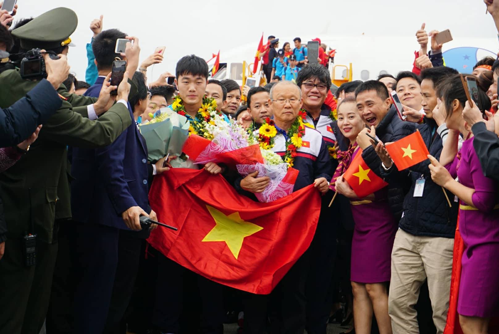 HLV Park Hang Seo mặc &aacute;o d&agrave;i, đi x&iacute;ch l&ocirc; l&ecirc;n s&acirc;n khấu Gala vinh danh U23 Việt Nam - Ảnh 2.