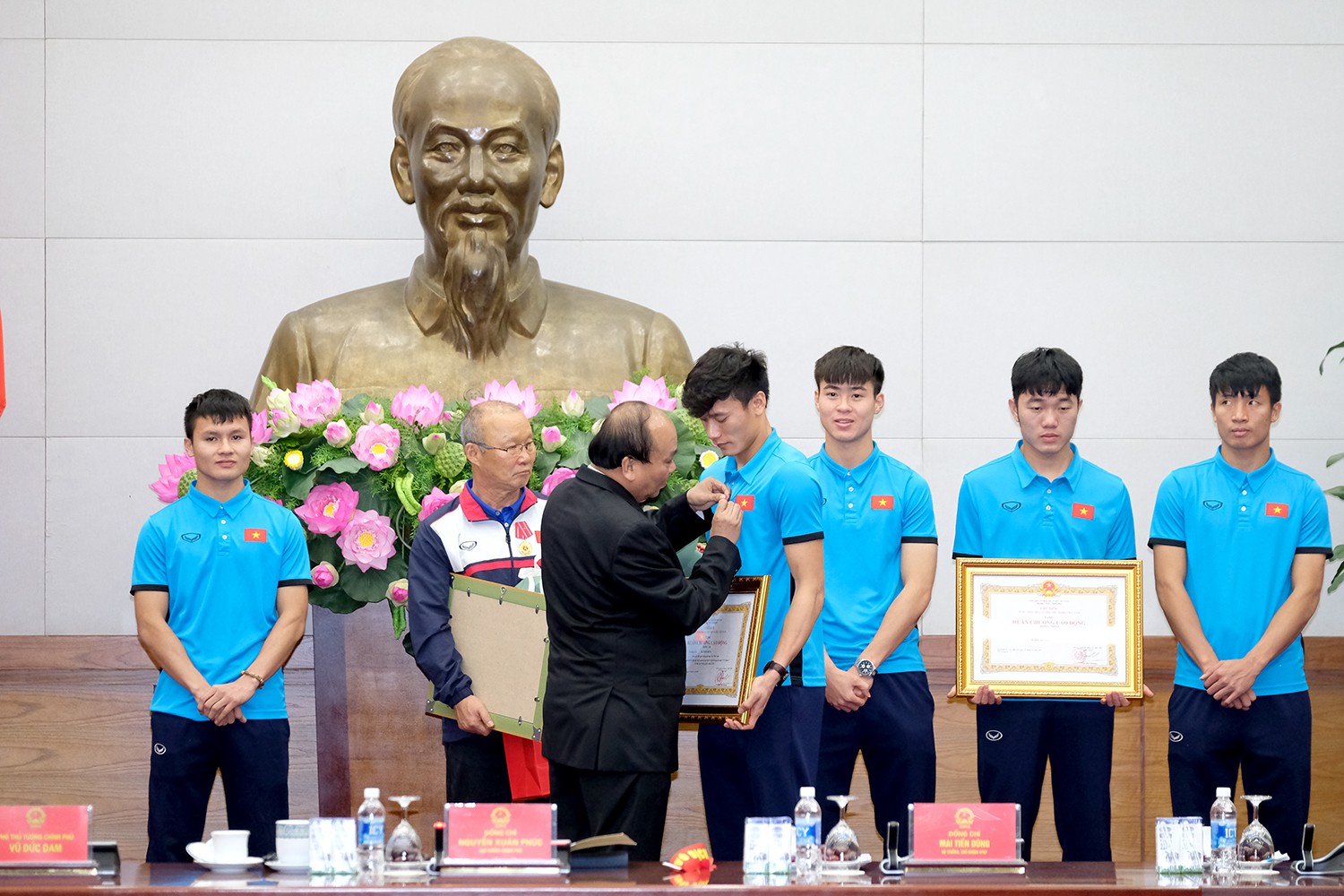 Thủ tướng: Chưa bao giờ c&oacute; niềm vui lớn như đ&oacute;n đội tuyển U23! - Ảnh 8.