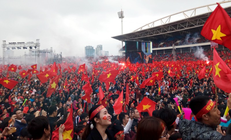 Nội Bài tràn ngập sắc đỏ đón U23 Việt Nam - Ảnh 15.
