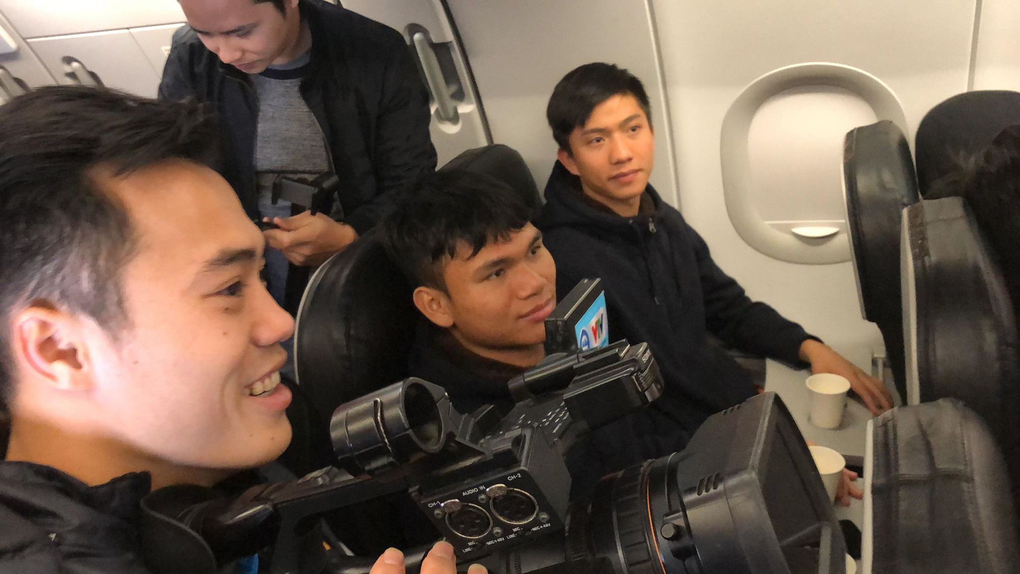 Video U23 Việt Nam ăn mừng trên chuyên cơ