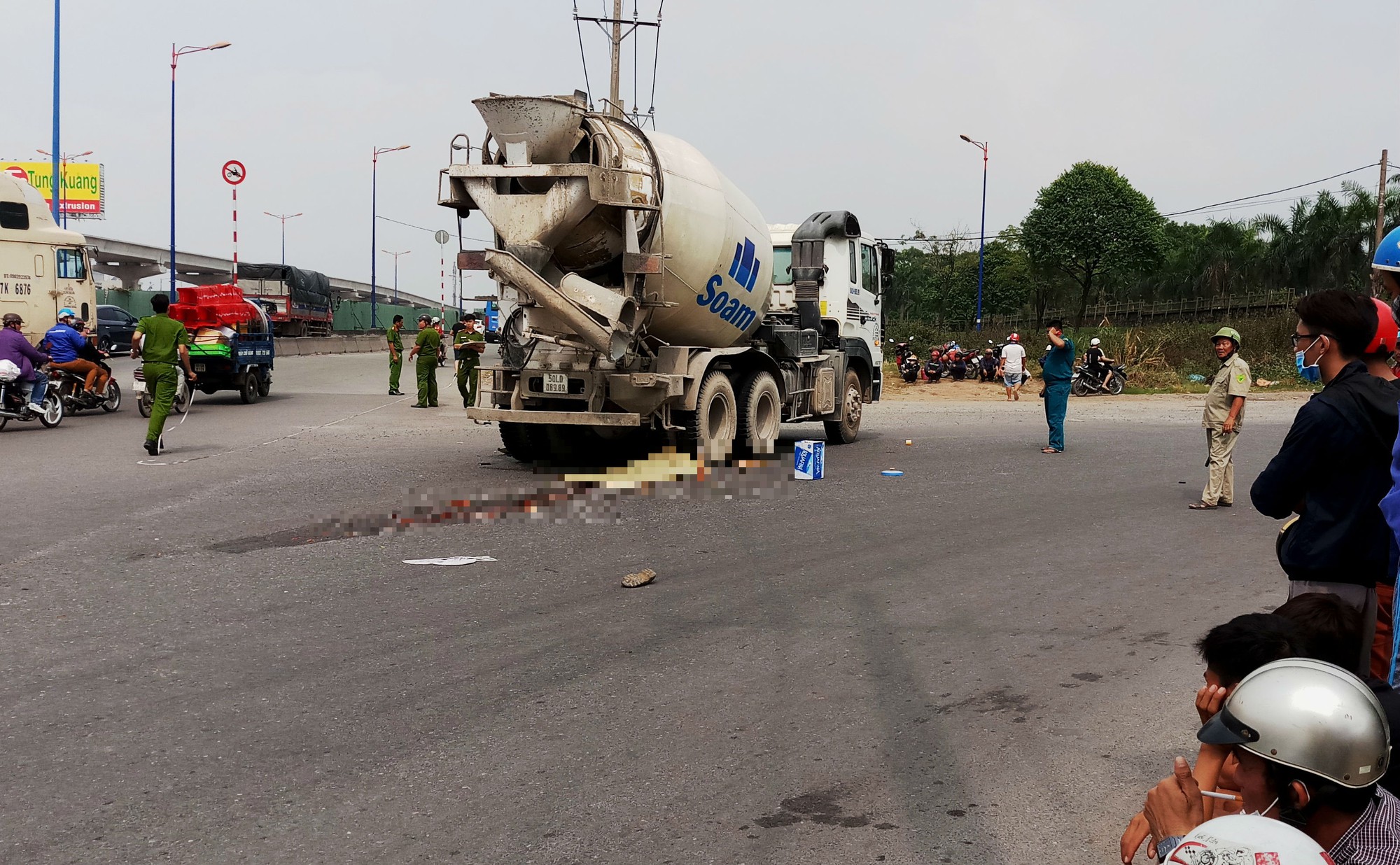 Xe m&aacute;y ch&aacute;y ng&ugrave;n ngụt sau khi bị t&ocirc;ng, 2 người thương vong - Ảnh 3.