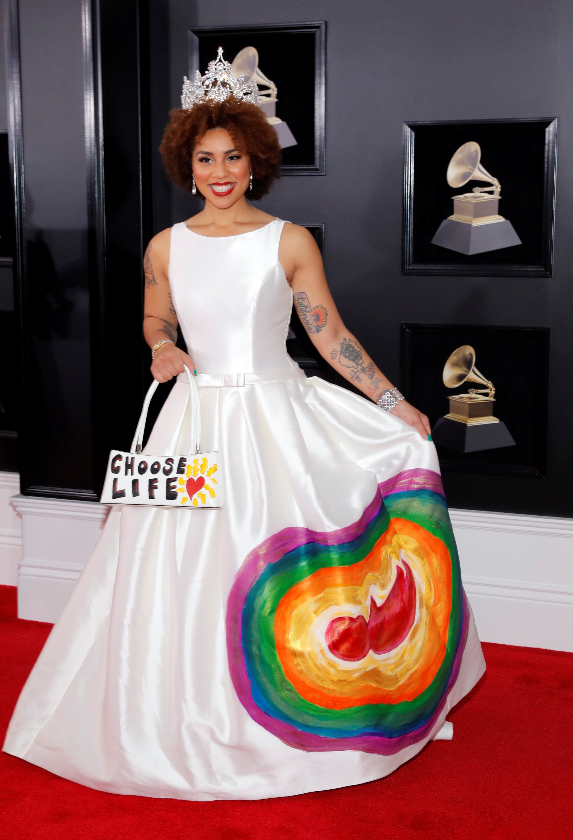 Hoa hồng trắng ngập thảm đỏ Grammy 2018 - Ảnh 8.