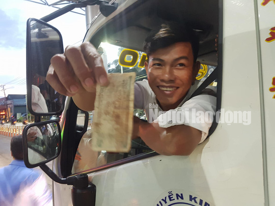 Tài xế trả tiền lẻ bị ướt khi qua trạm BOT Cần Thơ - Phụng Hiệp - Ảnh 2.