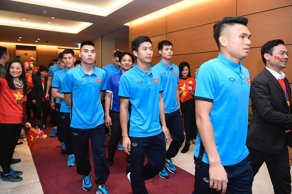 Cầu thủ U23 Việt Nam ký lên lá cờ Chủ tịch QH mang về từ cột cờ Lũng Cú - Ảnh 2.
