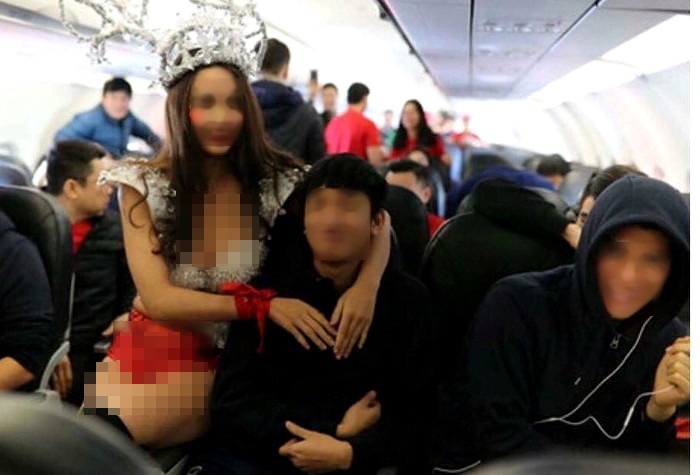 “Diễn bikini” trên máy bay chở U23 Việt Nam: Xem xét trách nhiệm VFF