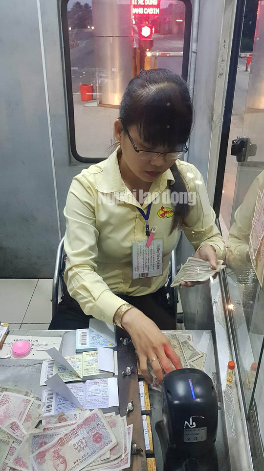 Tài xế trả tiền lẻ bị ướt khi qua trạm BOT Cần Thơ - Phụng Hiệp - Ảnh 4.