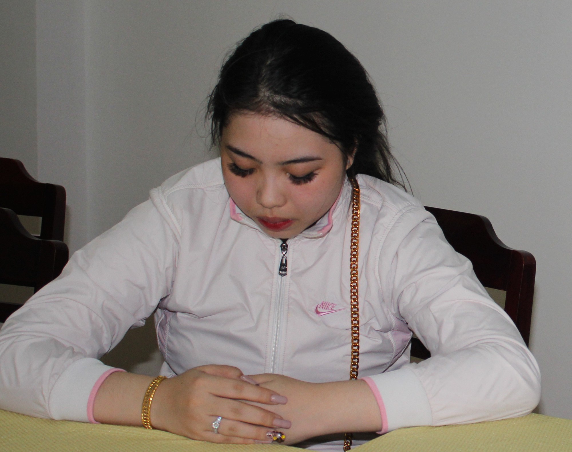 "Hot girl" Cần Thơ bị tóm khi đang giao pháo
