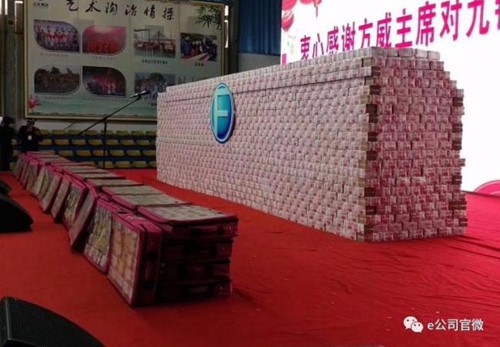 Thưởng nh&acirc;n vi&ecirc;n cuối năm, tiền xếp th&agrave;nh tường - Ảnh 3.