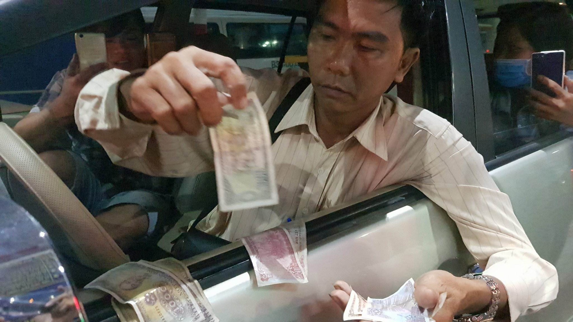 Tài xế trả tiền lẻ bị ướt khi qua trạm BOT Cần Thơ - Phụng Hiệp