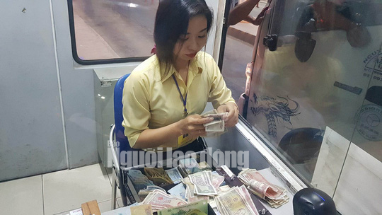 Tài xế trả tiền lẻ bị ướt khi qua trạm BOT Cần Thơ - Phụng Hiệp - Ảnh 5.