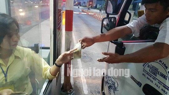 Tài xế trả tiền lẻ bị ướt khi qua trạm BOT Cần Thơ - Phụng Hiệp - Ảnh 1.