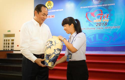 Chủ tịch nước thăm, chúc Tết công nhân Bình Dương
