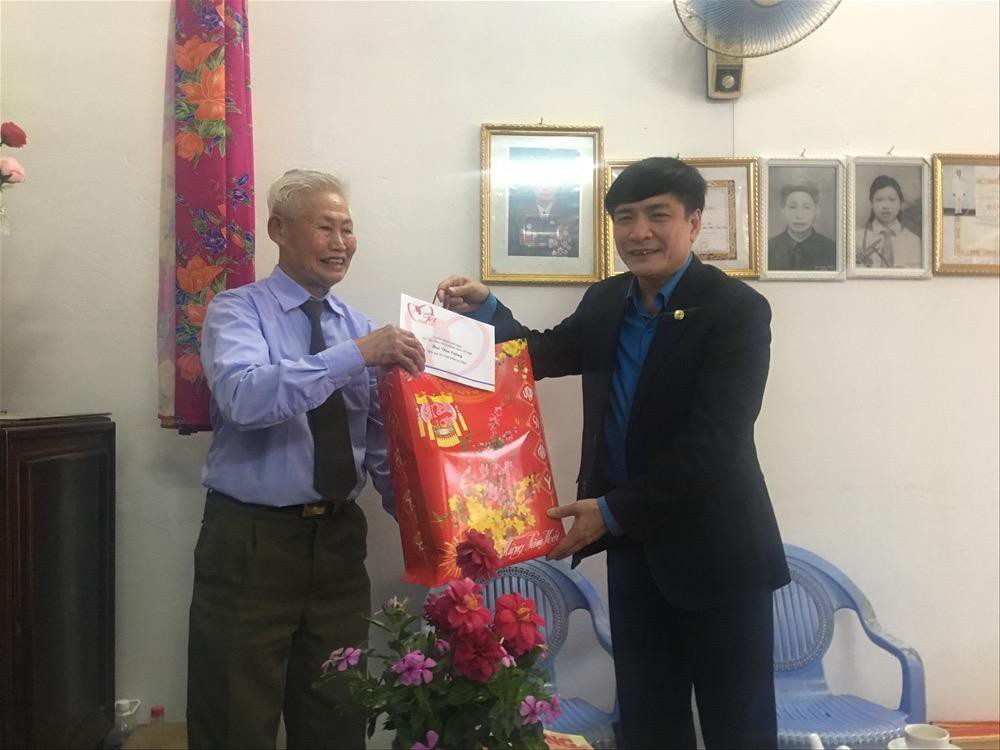 Chủ tịch Tổng LĐLĐ Việt Nam tặng qu&agrave; Tết cho thầy c&ocirc; gi&aacute;o v&ugrave;ng bi&ecirc;n giới - Ảnh 2.