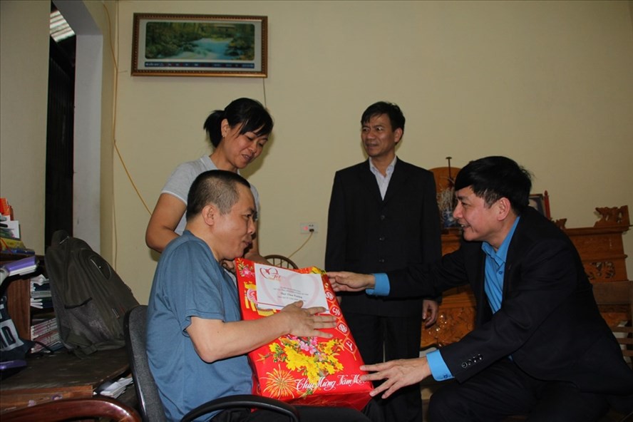 Chủ tịch Tổng LĐLĐ Việt Nam tặng qu&agrave; Tết cho thầy c&ocirc; gi&aacute;o v&ugrave;ng bi&ecirc;n giới - Ảnh 3.