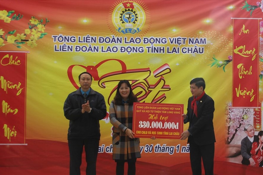 Chủ tịch Tổng LĐLĐ Việt Nam tặng quà Tết cho thầy cô giáo vùng biên giới