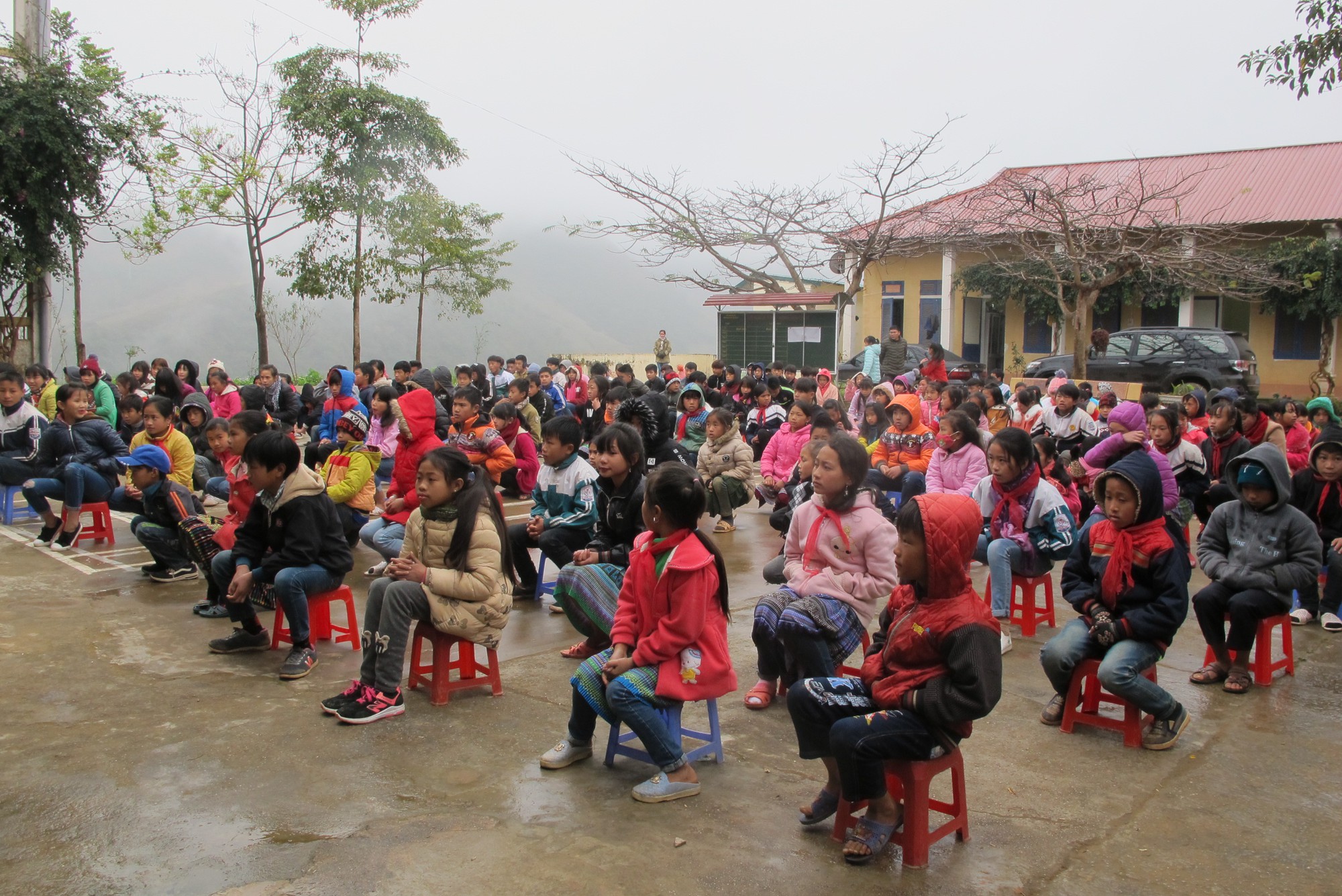 Bác sĩ trung ương mang hy vọng đến cho học sinh vùng cao - Ảnh 2.