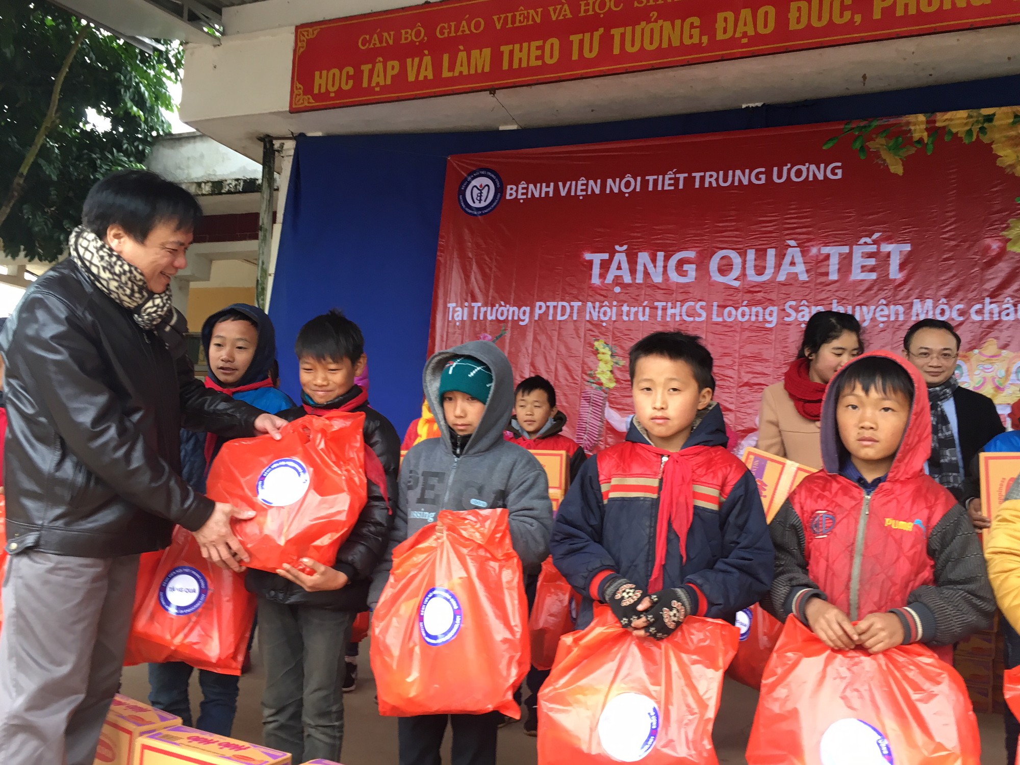 Bác sĩ trung ương mang hy vọng đến cho học sinh vùng cao