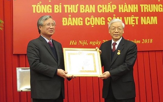 Tổng Bí thư Nguyễn Phú Trọng nhận Huy hiệu 50 năm tuổi Đảng