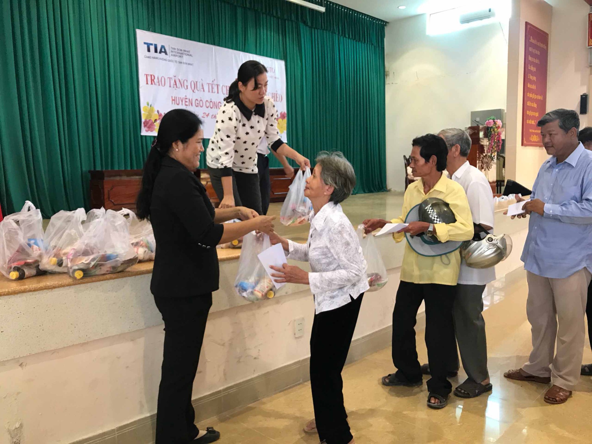 Trao 200 phần quà cho gia đình nghèo đón Tết