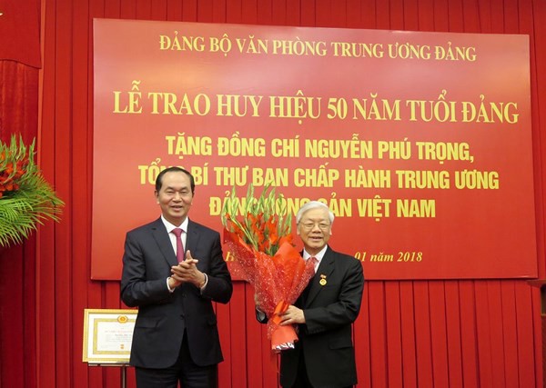Tổng B&iacute; thư Nguyễn Ph&uacute; Trọng nhận Huy hiệu 50 năm tuổi Đảng - Ảnh 2.
