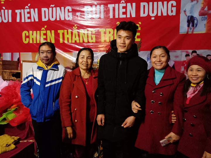 Video đầm ấm bữa cơm qu&ecirc; nh&agrave; tr&ecirc;n nh&agrave; s&agrave;n của anh em Tiến Dũng - Ảnh 9.