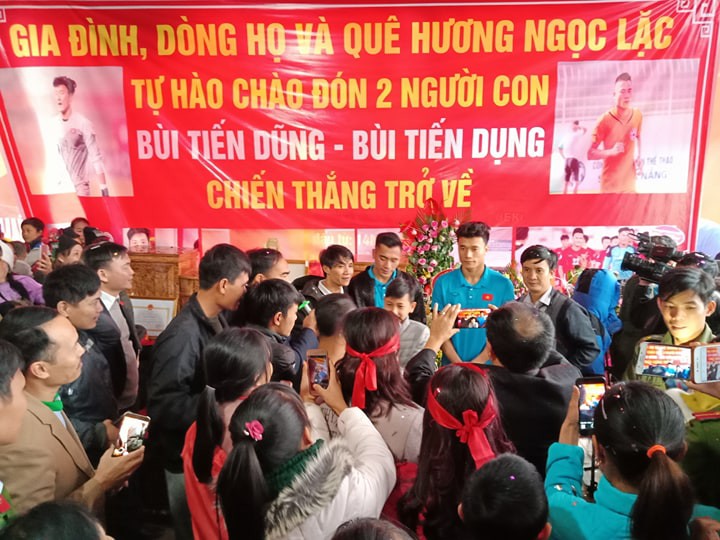 Video đầm ấm bữa cơm qu&ecirc; nh&agrave; tr&ecirc;n nh&agrave; s&agrave;n của anh em Tiến Dũng - Ảnh 8.