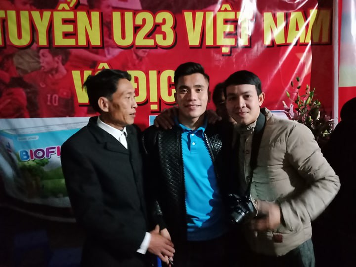 Video đầm ấm bữa cơm qu&ecirc; nh&agrave; tr&ecirc;n nh&agrave; s&agrave;n của anh em Tiến Dũng - Ảnh 7.