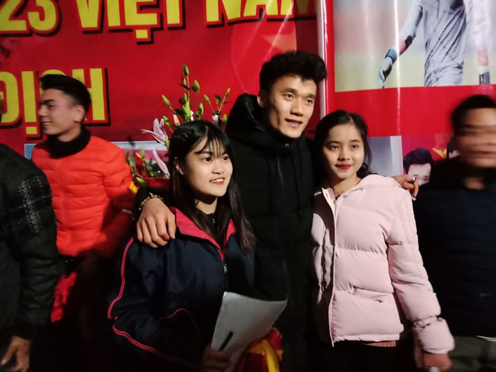 Video đầm ấm bữa cơm qu&ecirc; nh&agrave; tr&ecirc;n nh&agrave; s&agrave;n của anh em Tiến Dũng - Ảnh 6.