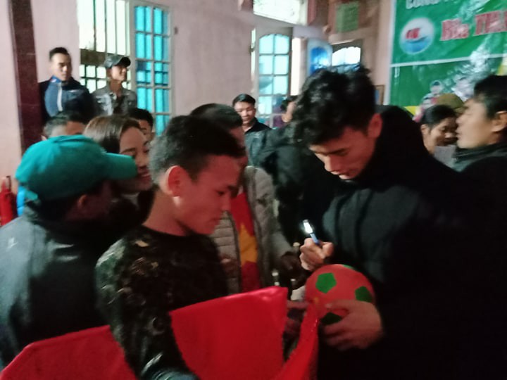 Video đầm ấm bữa cơm qu&ecirc; nh&agrave; tr&ecirc;n nh&agrave; s&agrave;n của anh em Tiến Dũng - Ảnh 5.