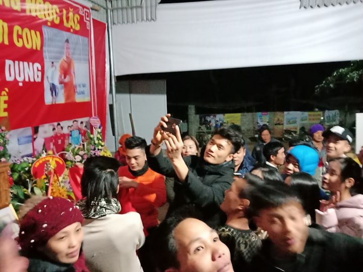 Video đầm ấm bữa cơm qu&ecirc; nh&agrave; tr&ecirc;n nh&agrave; s&agrave;n của anh em Tiến Dũng - Ảnh 4.