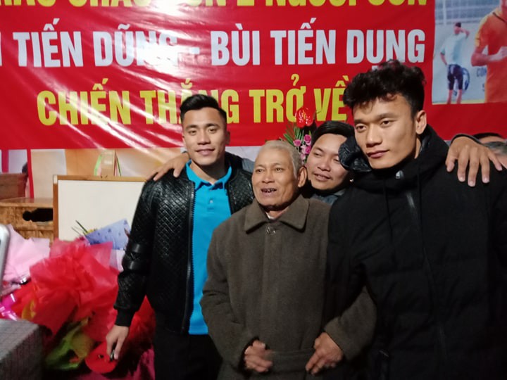 Video đầm ấm bữa cơm qu&ecirc; nh&agrave; tr&ecirc;n nh&agrave; s&agrave;n của anh em Tiến Dũng - Ảnh 2.