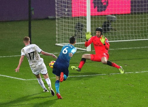 HLV Wenger nổi đi&ecirc;n với h&agrave;ng thủ Arsenal sau trận thua Swansea - Ảnh 5.