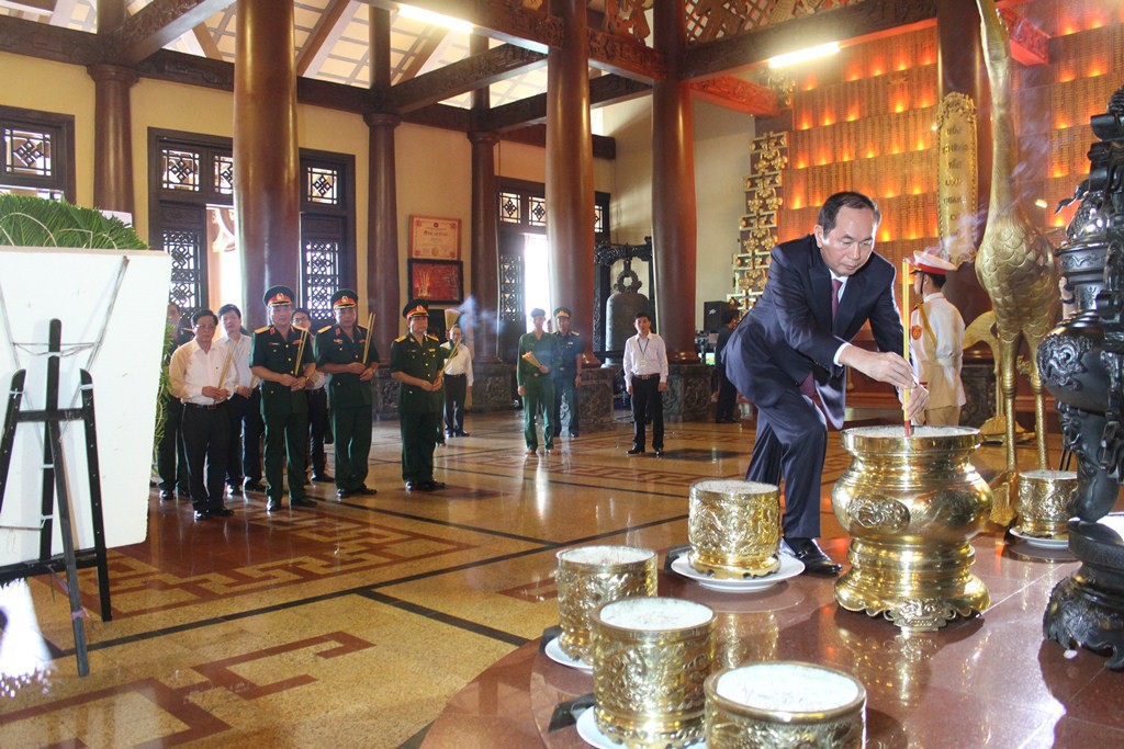 Chủ tịch nước Trần Đại Quang dâng hương liệt sĩ - Ảnh 3.