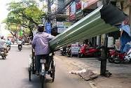 Va chạm với xe máy chở tôn cồng kềnh, 2 người tử vong