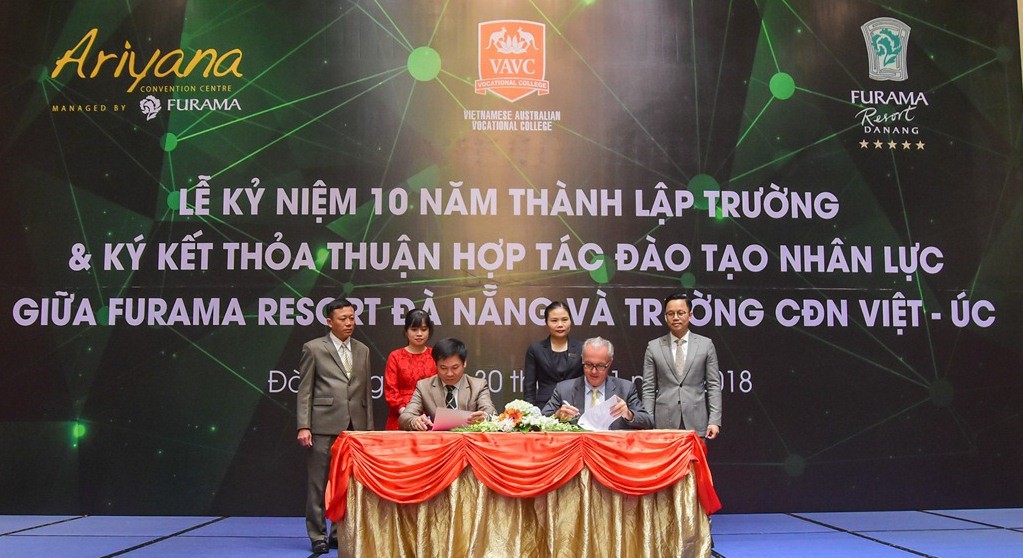 Trao bằng chứng nhận cho 212 HSSV tham gia phục vụ Tuần lễ cấp cao APEC - Ảnh 1.