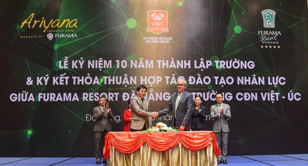 Trao bằng chứng nhận cho 212 HSSV tham gia phục vụ Tuần lễ cấp cao APEC