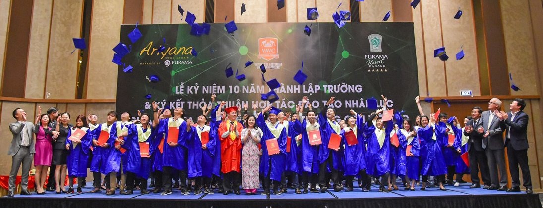 Trao bằng chứng nhận cho 212 HSSV tham gia phục vụ Tuần lễ cấp cao APEC - Ảnh 2.