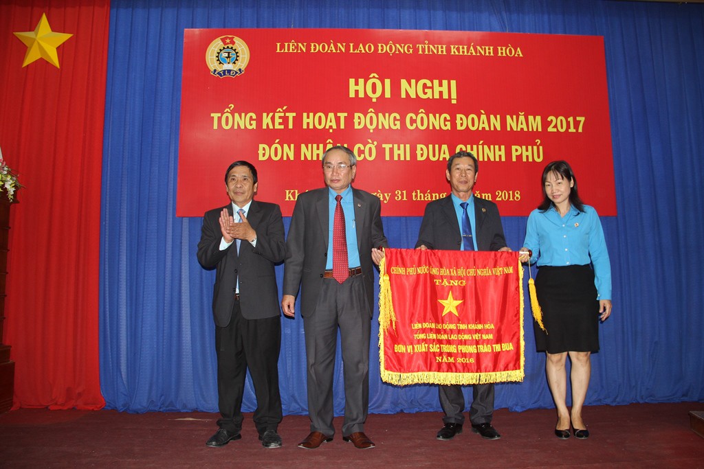 LĐLĐ Khánh Hòa đón nhận cờ thi đua Chính phủ - Ảnh 1.