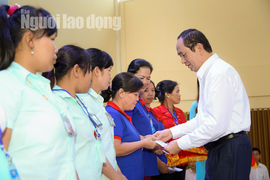 Chủ tịch nước được 1 nữ công nhân tặng quà tết - Ảnh 2.