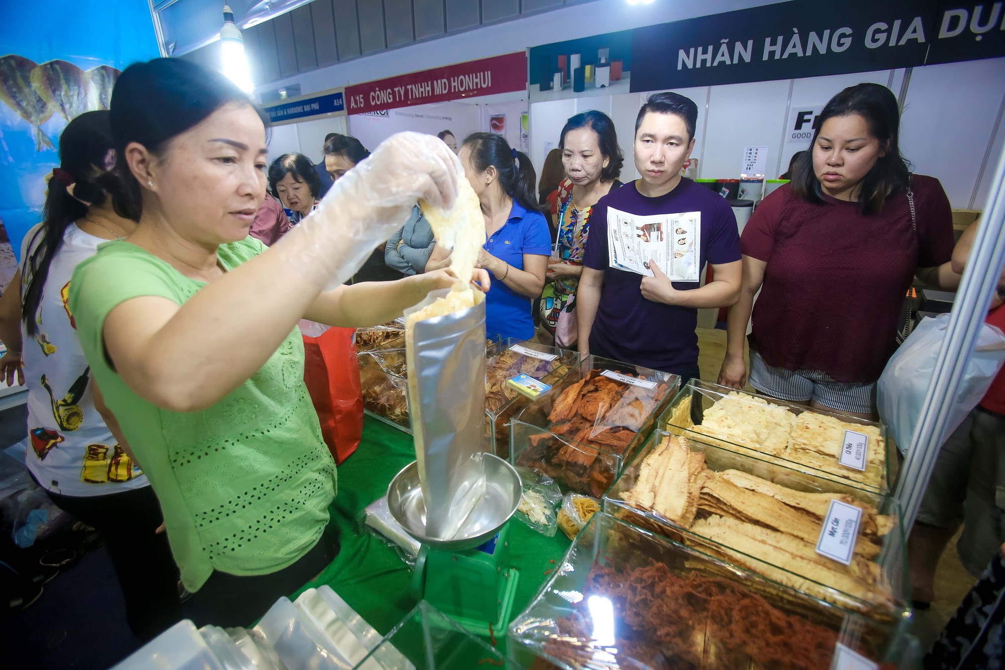 "Săn" hàng Tết giảm giá ở hội chợ