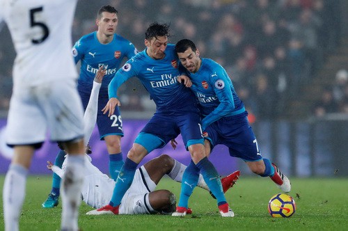 HLV Wenger nổi đi&ecirc;n với h&agrave;ng thủ Arsenal sau trận thua Swansea - Ảnh 7.